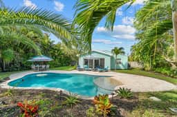 Swim Up Bar - Outdoor Paradise!