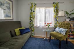 Bright one-bedroom bungalow, located near all Pasadena’s best attractions.