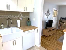 Beautiful bungalow, close to Pasadena.