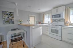Charming 1-bedroom bungalow located in the heart of Pasadena.