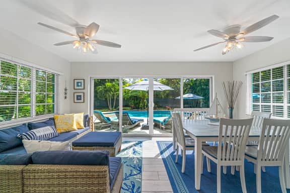 Swim Up Bar - Outdoor Paradise!