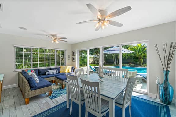 Swim Up Bar - Outdoor Paradise!