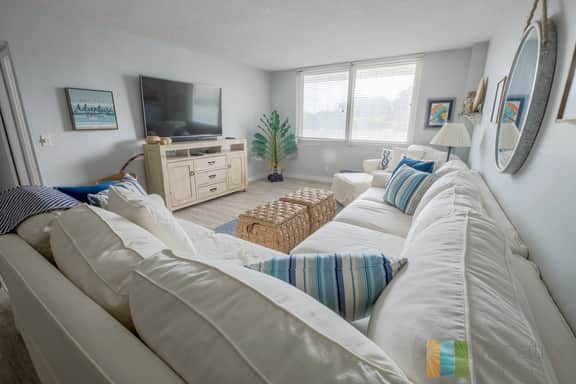 Direct Beach Access - Poolside Coastal Condo: Sea Gem