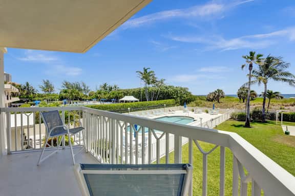 Beachfront Pool Condo: Coral Blue