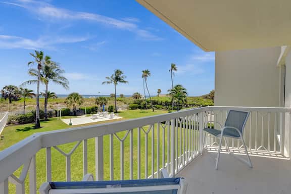 Beachfront Pool Condo: Coral Blue