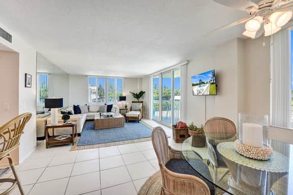 Beachfront Pool Condo: Coral Blue