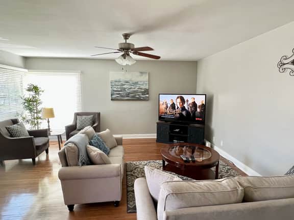 Charming family home in a quiet neighborhood of Burbank: Greenview