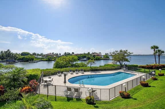 Waterfront Palm Beach Escape: Piper