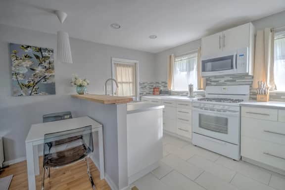 Charming 1-bedroom bungalow located in the heart of Pasadena.