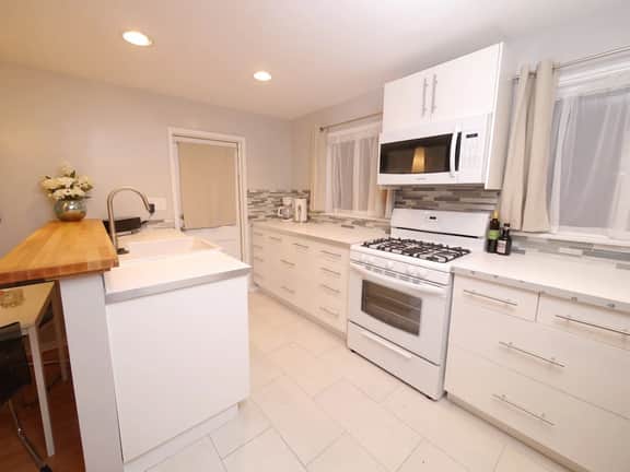 Charming 1-bedroom bungalow located in the heart of Pasadena.