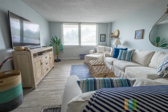 Direct Beach Access - Poolside Coastal Condo: Sea Gem