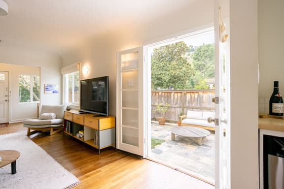 Los Angeles Modern Charmer