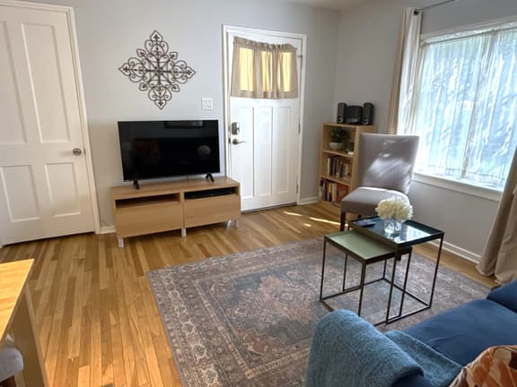 Beautiful bungalow, close to Pasadena.