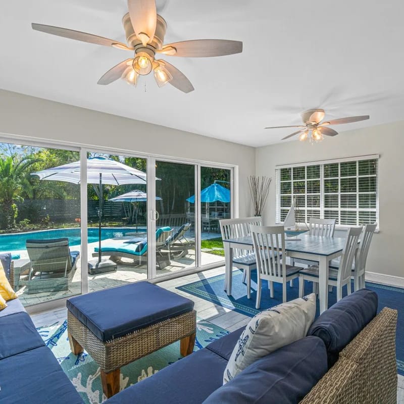 Swim Up Bar - Outdoor Paradise!